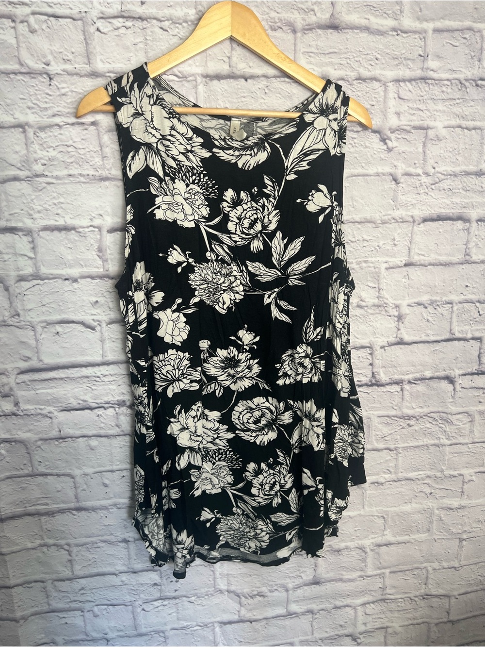 Emerald Black & White Floral Swing Tank Top 3X Sleeveless Plus Size